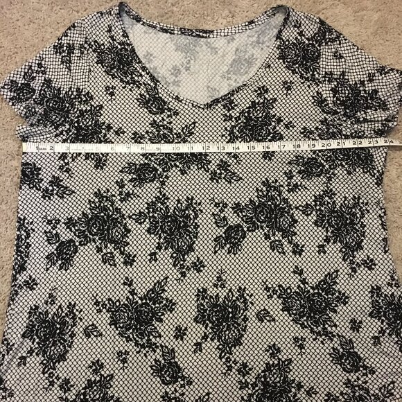 Michel Studio B&W Floral Lace Print Stretchy V-Neck Modern Tee - Picture 13 of 16